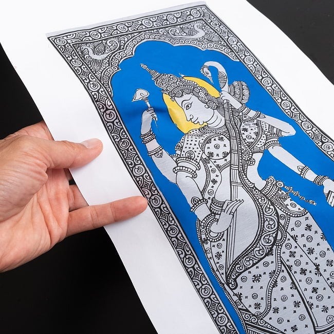  - オディシャ州の伝統絵画 パタチトラ　インドの神話と自然を描いた細密アート【1点物】 11 - 壁に飾ってみました