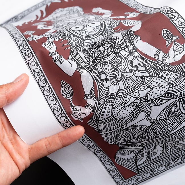 ジャガンナート - オディシャ州の伝統絵画 パタチトラ インドの神話と自然を描いた細密アート【1点物】 11 - 壁に飾ってみました