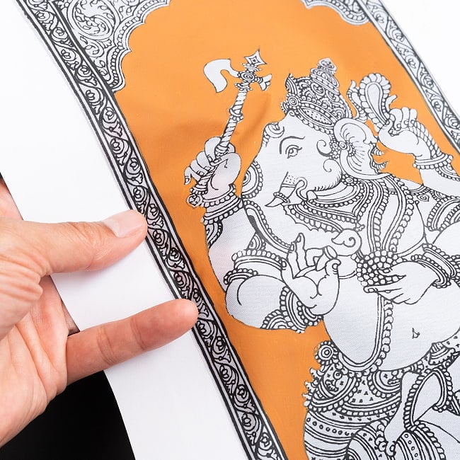 ガネーシャ - オディシャ州の伝統絵画 パタチトラ インドの神話と自然を描いた細密アート【1点物】 11 - 壁に飾ってみました