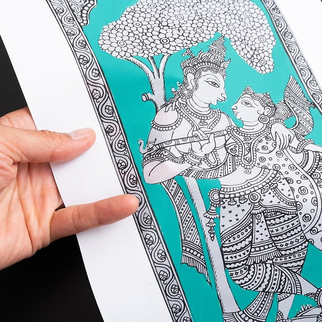 ラダ・クリシュナ - オディシャ州の伝統絵画 パタチトラ インドの神話と自然を描いた細密アート【1点物】 11 - 壁に飾ってみました