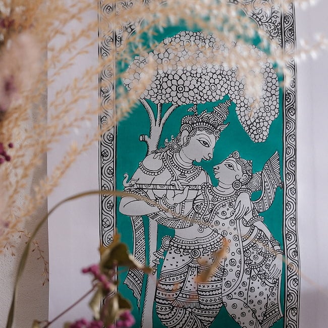 ラダ・クリシュナ - オディシャ州の伝統絵画 パタチトラ インドの神話と自然を描いた細密アート【1点物】の写真