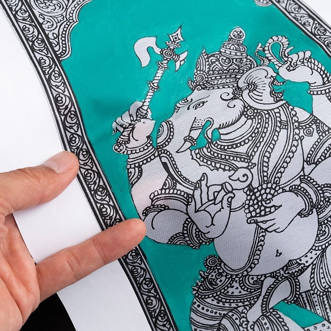 ガネーシャ - オディシャ州の伝統絵画 パタチトラ インドの神話と自然を描いた細密アート【1点物】 11 - 壁に飾ってみました