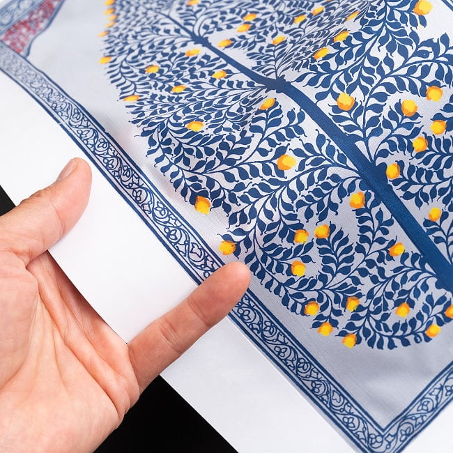 - オディシャ州の伝統絵画 パタチトラ インドの神話と自然を描いた細密アート【1点物】 11 - 壁に飾ってみました