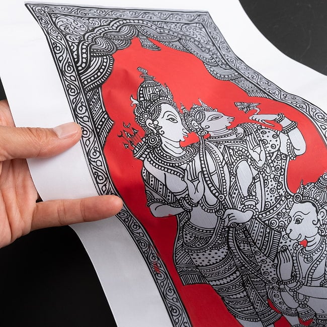  - オディシャ州の伝統絵画 パタチトラ　インドの神話と自然を描いた細密アート【1点物】 11 - 壁に飾ってみました