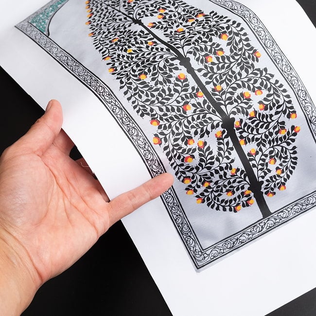 - オディシャ州の伝統絵画 パタチトラ インドの神話と自然を描いた細密アート【1点物】 11 - 壁に飾ってみました
