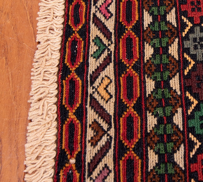 【一点物】バルーチ　カル・ムハマディ族　遊牧民による草木染め手織りトライバルキリム スマック織り - 約196cm x 125cm 11 - フリンジ周辺を拡大しました