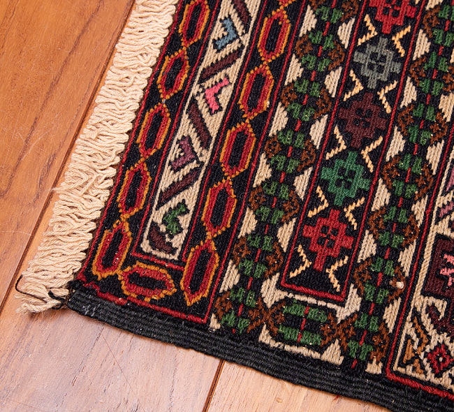 【一点物】バルーチ　カル・ムハマディ族　遊牧民による草木染め手織りトライバルキリム スマック織り - 約196cm x 125cm 12 - フリンジ周辺を拡大しました