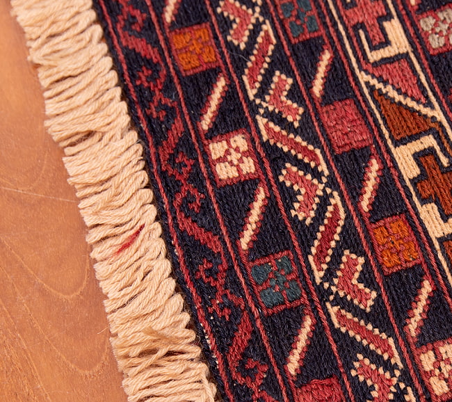 【一点物】バルーチ　カル・ムハマディ族　遊牧民による草木染め手織りトライバルキリム スマック織り - 約185cm x 117cm 11 - フリンジ周辺を拡大しました