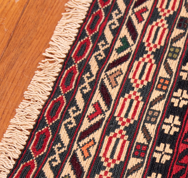 【一点物】バルーチ　カル・ムハマディ族　遊牧民による草木染め手織りトライバルキリム スマック織り - 約197cm x 135cm 11 - フリンジ周辺を拡大しました
