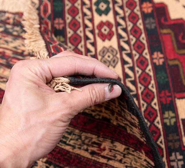 【一点物】バルーチ　カル・ムハマディ族　遊牧民による草木染め手織りトライバルキリム スマック織り - 約197cm x 135cm 14 - しっかりとしていますが、そんなに厚くはありません。ホットカーペットの上にも敷けそうです