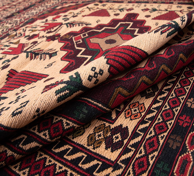 【一点物】バルーチ　カル・ムハマディ族　遊牧民による草木染め手織りトライバルキリム スマック織り - 約197cm x 135cm 5 - キリムの質感がよく分かるように波を作って撮影しました