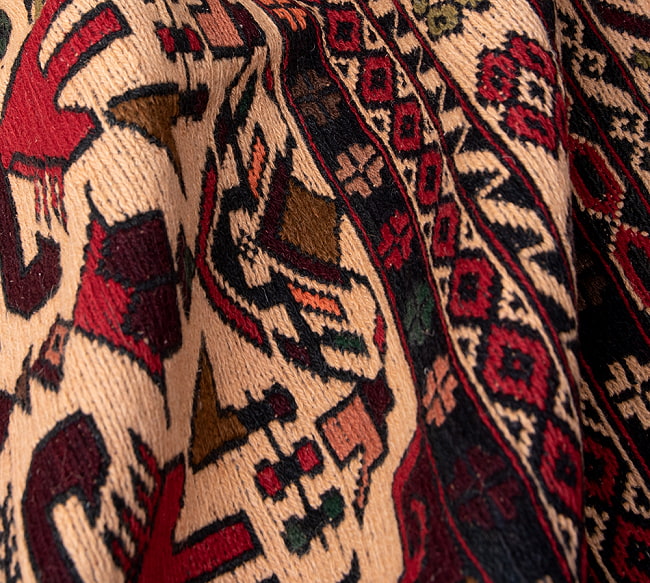 【一点物】バルーチ　カル・ムハマディ族　遊牧民による草木染め手織りトライバルキリム スマック織り - 約197cm x 135cm 6 - キリムの質感がよく分かるように波を作って撮影しました
