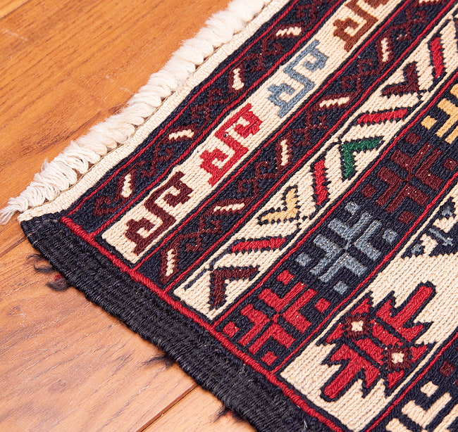 【一点物】バルーチ　カル・ムハマディ族　遊牧民による草木染め手織りトライバルキリム スマック織り - 約200cm x 118cm 13 - フリンジ周辺を拡大しました