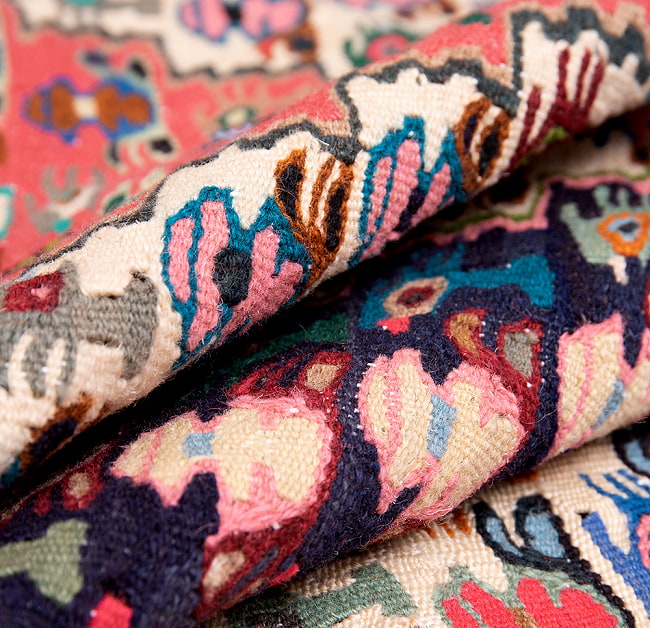 【一点物】バルーチ　カル・ムハマディ族　遊牧民による草木染め手織りトライバルキリム スリット織り - 約147cm x 125cm 12 - キリムの質感がよく分かるように波を作って撮影しました