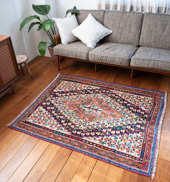 【一点物】バルーチ カル・ムハマディ族 遊牧民による草木染め手織りトライバルキリム スリット織り - 約147cm x 125cm 4 - 実際に使用する感じで撮影しました