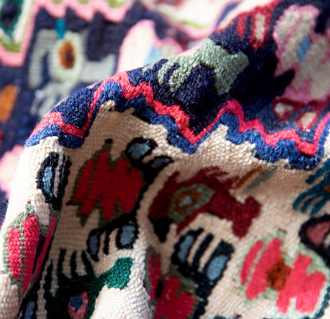 【一点物】バルーチ カル・ムハマディ族 遊牧民による草木染め手織りトライバルキリム スリット織り - 約147cm x 125cm 7 - キリムの質感がよく分かるように波を作って撮影しました
