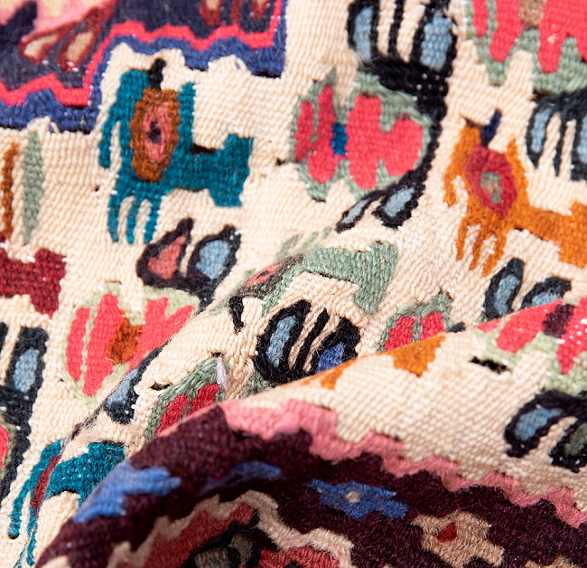 【一点物】バルーチ カル・ムハマディ族 遊牧民による草木染め手織りトライバルキリム スリット織り - 約147cm x 125cm 9 - キリムの質感がよく分かるように波を作って撮影しました