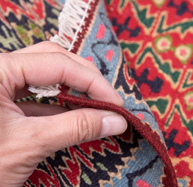 【一点物】バルーチ　カル・ムハマディ族　遊牧民による草木染め手織りトライバルキリム スリット織り - 約104cm x 70cm 12 - これくらいの厚みです