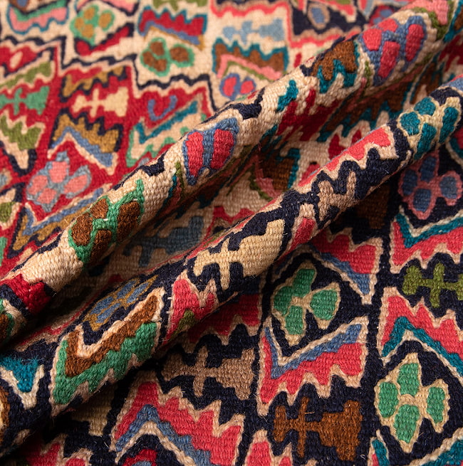 【一点物】バルーチ　カル・ムハマディ族　遊牧民による草木染め手織りトライバルキリム スリット織り - 約98cm x 80cm 5 - キリムの質感がよく分かるように波を作って撮影しました