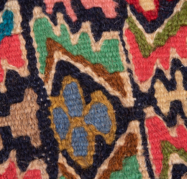 【一点物】バルーチ　カル・ムハマディ族　遊牧民による草木染め手織りトライバルキリム スリット織り - 約98cm x 80cm 7 - 柄をアップにしました