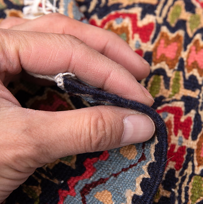 【一点物】バルーチ　カル・ムハマディ族　遊牧民による草木染め手織りトライバルキリム 曲線織り - 約97cm x 76cm 12 - しっかりとしていますが、そんなに厚くはありません。ホットカーペットの上にも敷けそうです
