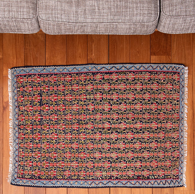 【一点物】バルーチ　カル・ムハマディ族　遊牧民による草木染め手織りトライバルキリム 曲線織り - 約97cm x 76cm 2 - デザインがわかりやすいように上から撮影しました