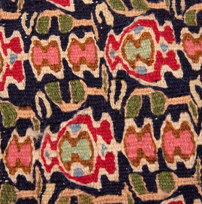 【一点物】バルーチ　カル・ムハマディ族　遊牧民による草木染め手織りトライバルキリム 曲線織り - 約97cm x 76cm 8 - 柄をアップにしました