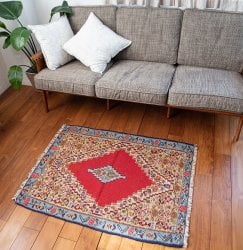 【一点物】バルーチ カル・ムハマディ族 遊牧民による草木染め手織りトライバルキリム 曲線織り - 約109cm x 86cm(AFG-JYU-24)