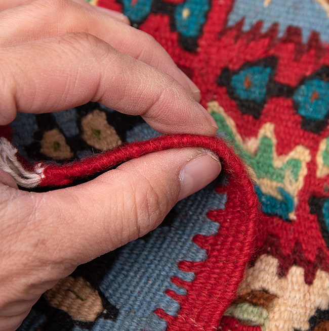 【一点物】バルーチ　カル・ムハマディ族　遊牧民による草木染め手織りトライバルキリム スリット織り - 約104cm x 80cm 12 - しっかりとしていますが、そんなに厚くはありません。ホットカーペットの上にも敷けそうです