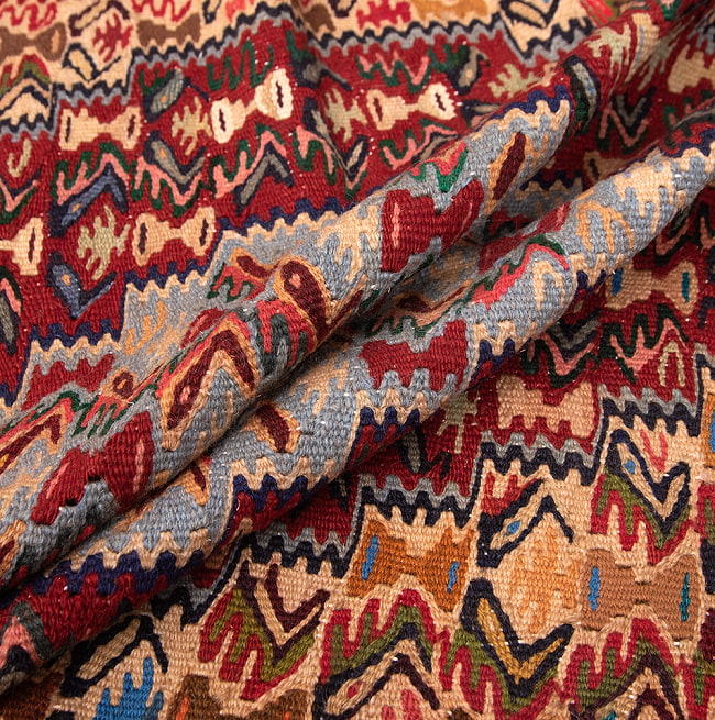 【一点物】バルーチ　カル・ムハマディ族　遊牧民による草木染め手織りトライバルキリム スリット織り - 約105cm x 79cm 5 - キリムの質感がよく分かるように波を作って撮影しました