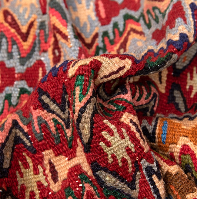 【一点物】バルーチ　カル・ムハマディ族　遊牧民による草木染め手織りトライバルキリム スリット織り - 約105cm x 79cm 6 - キリムの質感がよく分かるように波を作って撮影しました