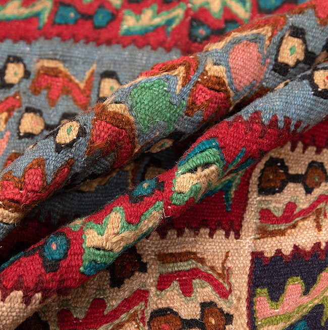 【一点物】バルーチ　カル・ムハマディ族　遊牧民による草木染め手織りトライバルキリム スリット織り - 約100cm x 80cm 5 - キリムの質感がよく分かるように波を作って撮影しました
