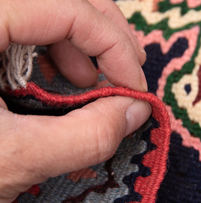 【一点物】バルーチ　カル・ムハマディ族　遊牧民による草木染め手織りトライバルキリム 曲線織り - 約115cm x 80cm 11 - しっかりとしていますが、そんなに厚くはありません。ホットカーペットの上にも敷けそうです