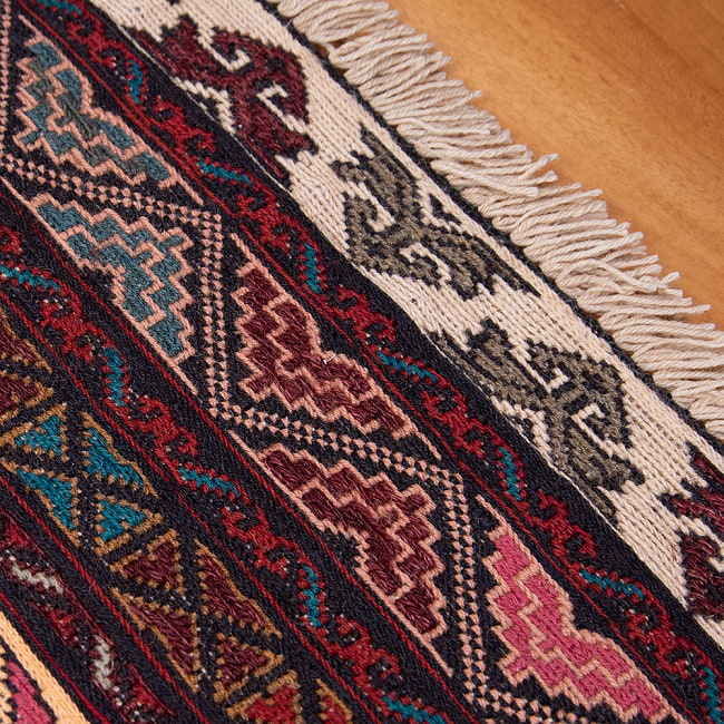 【一点物】バルーチ　カル・ムハマディ族　遊牧民による草木染め手織りトライバルキリム スマック織り - 約185cm x 122cm 8 - フリンジ周辺を拡大しました
