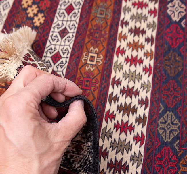 【一点物】バルーチ　カル・ムハマディ族　遊牧民による草木染め手織りトライバルキリム スマック織り - 約188cm x 120cm 14 - しっかりとしていますが、そんなに厚くはありません。ホットカーペットの上にも敷けそうです