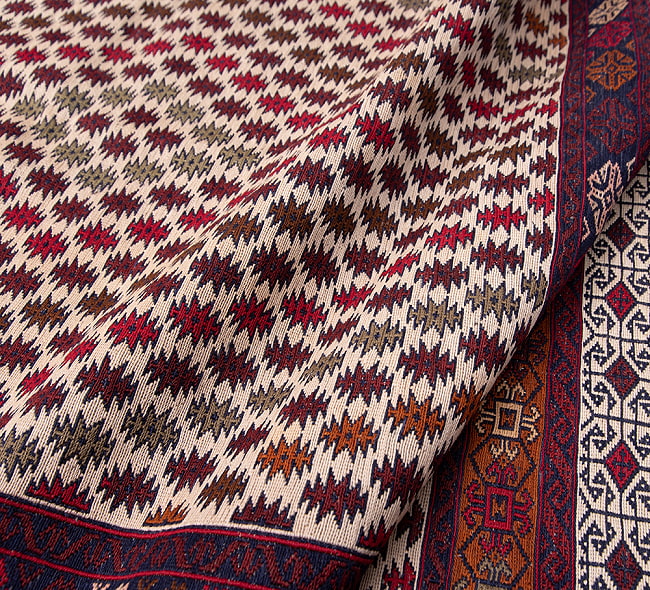 【一点物】バルーチ　カル・ムハマディ族　遊牧民による草木染め手織りトライバルキリム スマック織り - 約188cm x 120cm 6 - キリムの質感がよく分かるように波を作って撮影しました