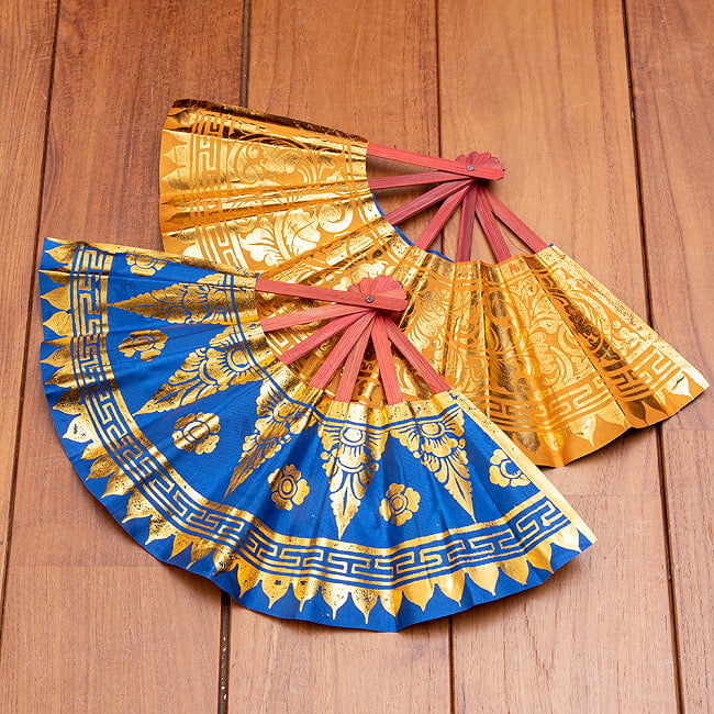 リバーシブルカラーの バリ島の 伝統模様扇子 11 - 7：ブルー×ゴールド