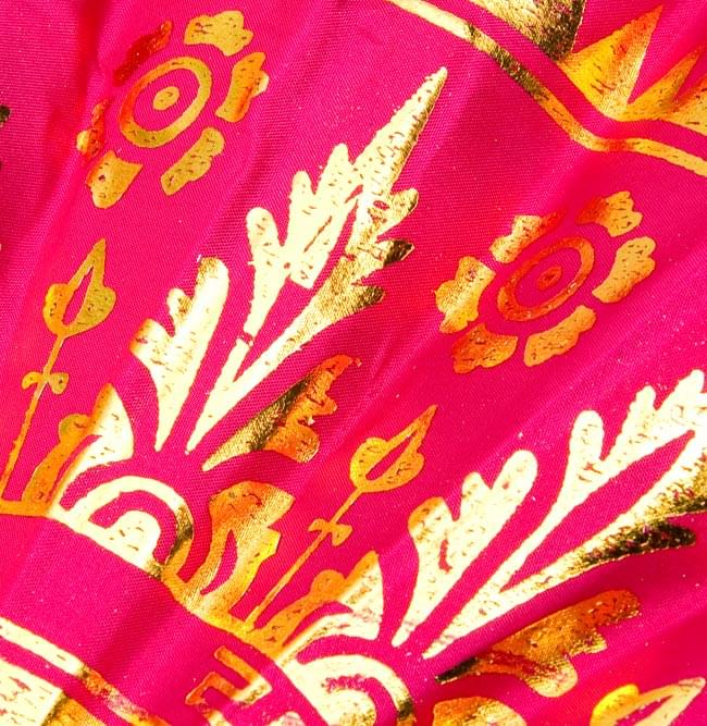 バリの金ピカ扇子飾りつき - 緑・赤 3 - 別の色の商品のファンの部分を拡大してみました。金色の模様は手で描かれています