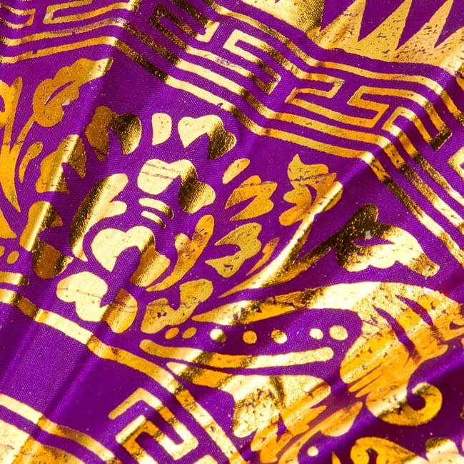 バリの金ピカ扇子飾りつき - 緑・赤 4 - 別の色の商品のファンの部分を拡大してみました。金色の模様は手で描かれています