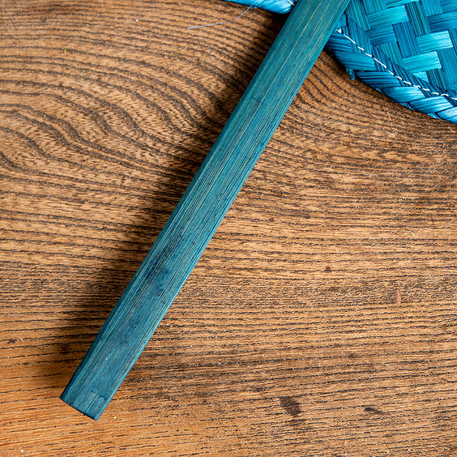 【10色展開】タイの竹製 手作りうちわ ハート型 幅21cm 5 - 丁寧に編み込まれています。