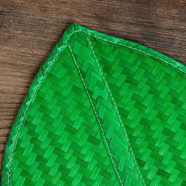 【10色展開】タイの竹製 手作りうちわ ハート型 幅24cm 4 - 丁寧に編み込まれています。