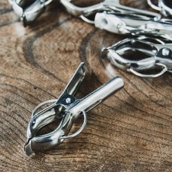 ブリキレトロ調 インドの洗濯バサミ ステンレス製 6.5cm【12個入り】(ID-KAYA-43)