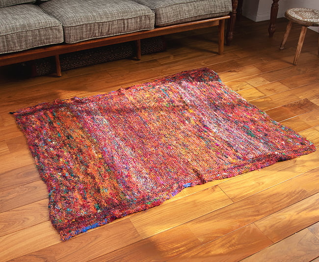 カラフルシルクスレッド　色彩豊かな手編みラグ 2 - 2〜3人がけくらいのソファーの前に、ぴったりなサイズ感。