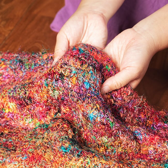 カラフルシルクスレッド　色彩豊かな手編みラグ 6 - 生地の拡大写真です。結構ずっしりとした生地感です。