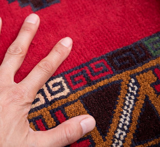 遊牧民バローチの手織り絨毯【約186cm x 106cm】 13 - 柄を拡大してみました