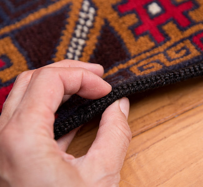 遊牧民バローチの手織り絨毯【約186cm x 106cm】 14 - 厚さはこんな感じです。厚すぎず薄すぎず、ちょうどよいです。