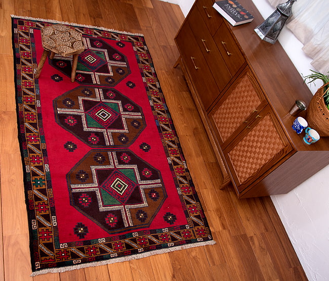 遊牧民バローチの手織り絨毯【約186cm x 106cm】 3 - アングルを変えて撮影しました