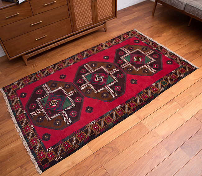 遊牧民バローチの手織り絨毯【約186cm x 106cm】 4 - 部分拡大です