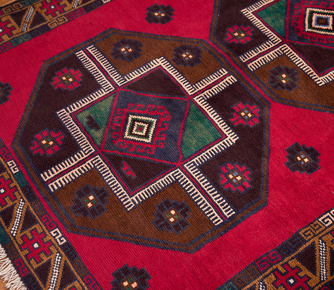 遊牧民バローチの手織り絨毯【約186cm x 106cm】 5 - 柄を少し拡大してみました