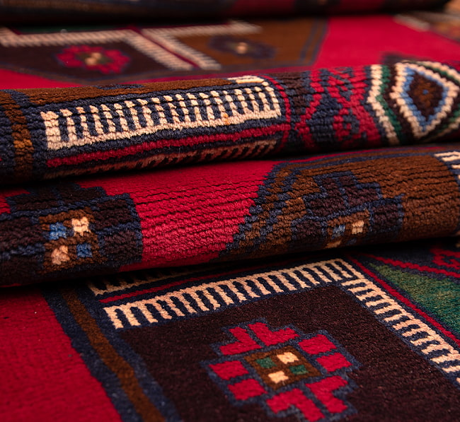 遊牧民バローチの手織り絨毯【約186cm x 106cm】 7 - 絨毯の雰囲気がわかるように撮影しました